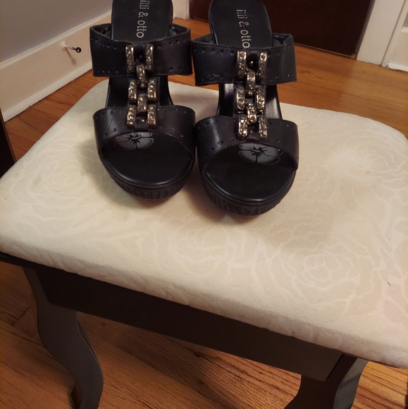 Sandals Size 8 - Picture 2 of 6